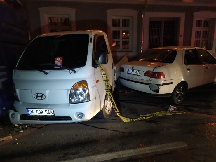 Uygulamadan kaçan araç Şişli’de meyve satan kamyonete çarptı: 3 yaralı
