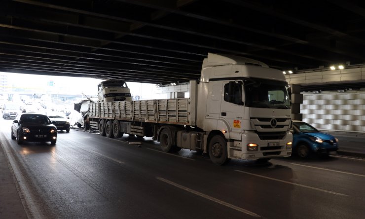 İzmir'de dorsesinde kamyon taşıyan tır, alt geçitte sıkıştı