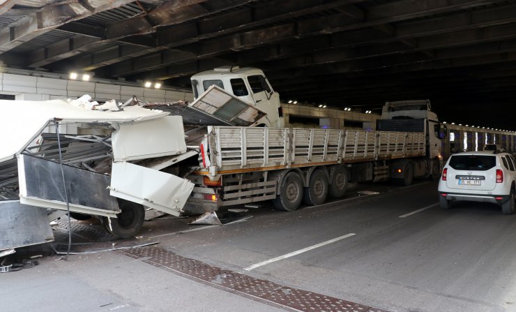 İzmir'de dorsesinde kamyon taşıyan tır, alt geçitte sıkıştı