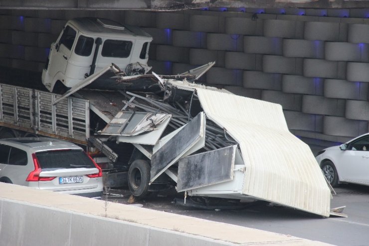 İzmir’de kamyon alt geçide sıkıştı; trafik akışı aksadı