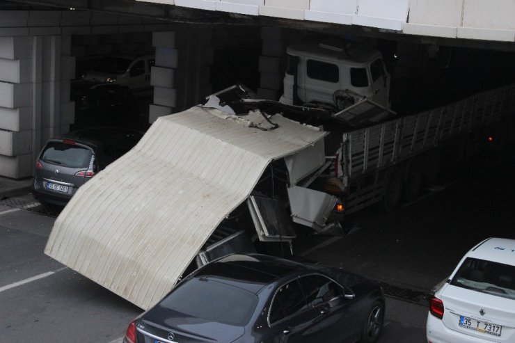 İzmir’de kamyon alt geçide sıkıştı; trafik akışı aksadı