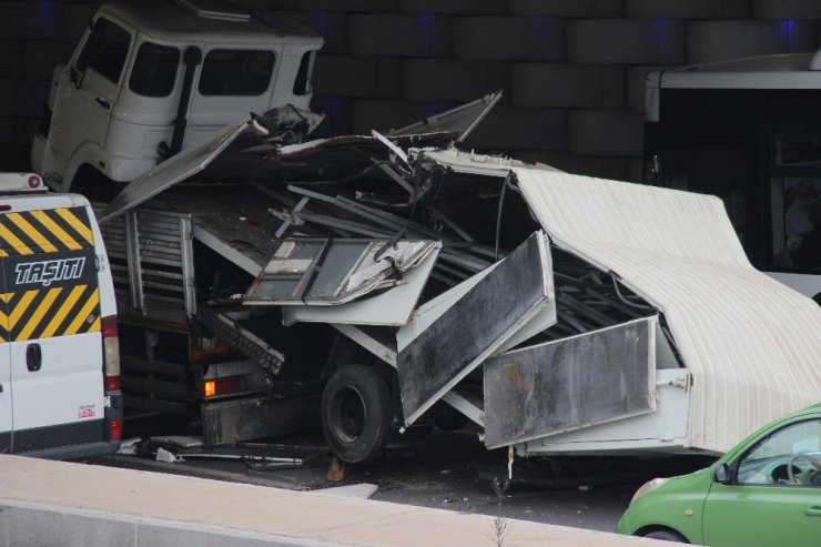 İzmir’de kamyon alt geçide sıkıştı; trafik akışı aksadı