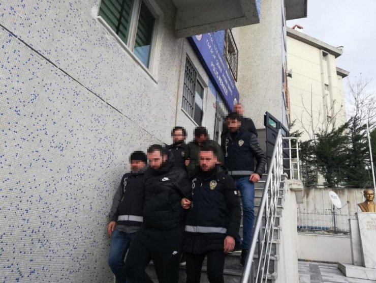 Kartal’da evi uyuşturucu tarlasına çeviren şahıslara operasyon
