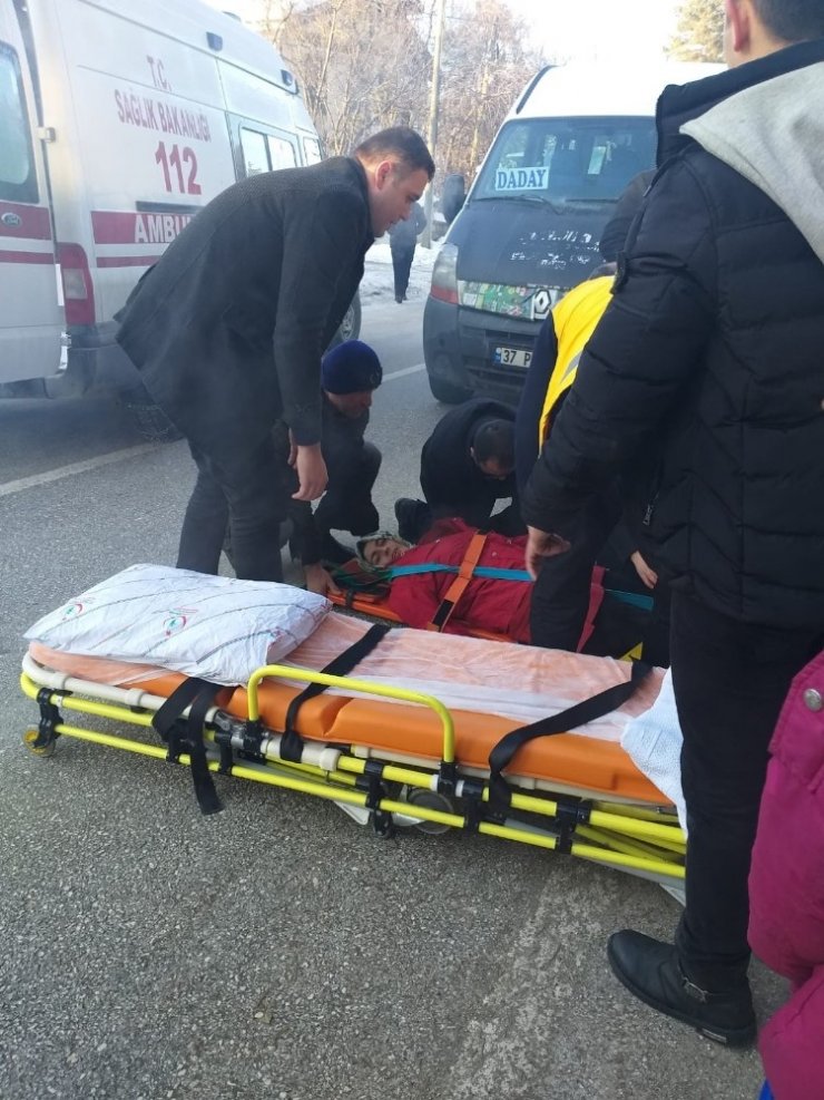 Kastamonu’da yolcu minibüsünün çarptığı yaya yaralandı
