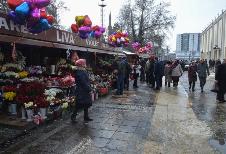 Kayseri'de çarşı pazarda "14 Şubat" hareketliliği yaşanıyor