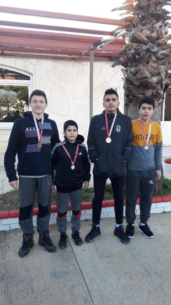 Kepez’in güreşçilerinin sırtı yere gelmiyor