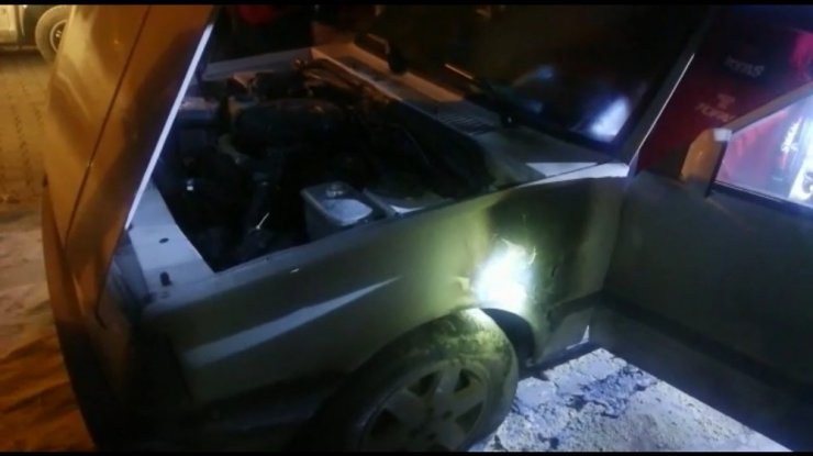 Park halinde yanan otomobile itfaiye müdahale etti