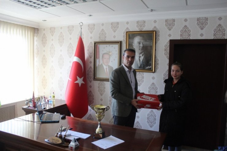 Kütahya’nın tek ilçe ortaokul kız basketbol takımı ödüllendirildi