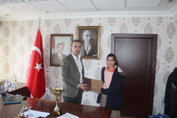 Kütahya’nın tek ilçe ortaokul kız basketbol takımı ödüllendirildi
