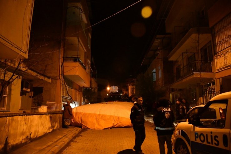 Sinir krizi geçirdi, balkondan sokağa eşyaları fırlattı