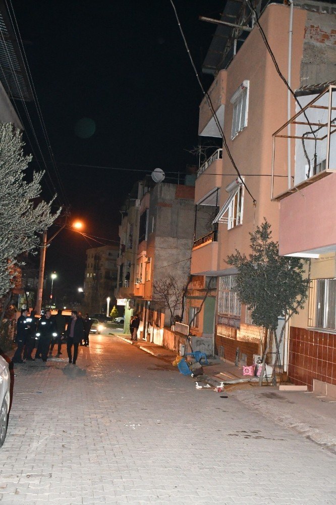 Sinir krizi geçirdi, balkondan sokağa eşyaları fırlattı