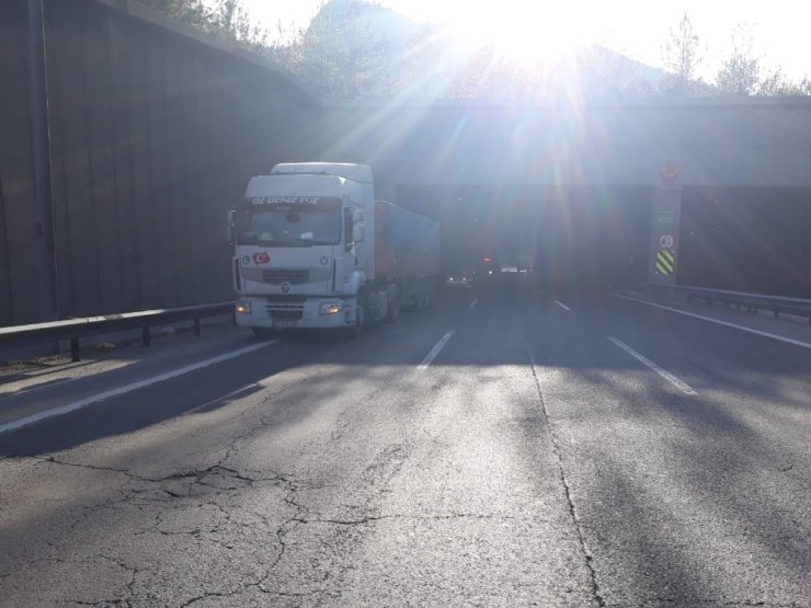 Tünelde tır tıra çarptı: 1 yaralı