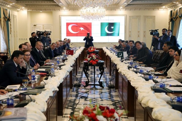 Bakan Akar, Pakistanlı mevkidaşı ile bir araya geldi