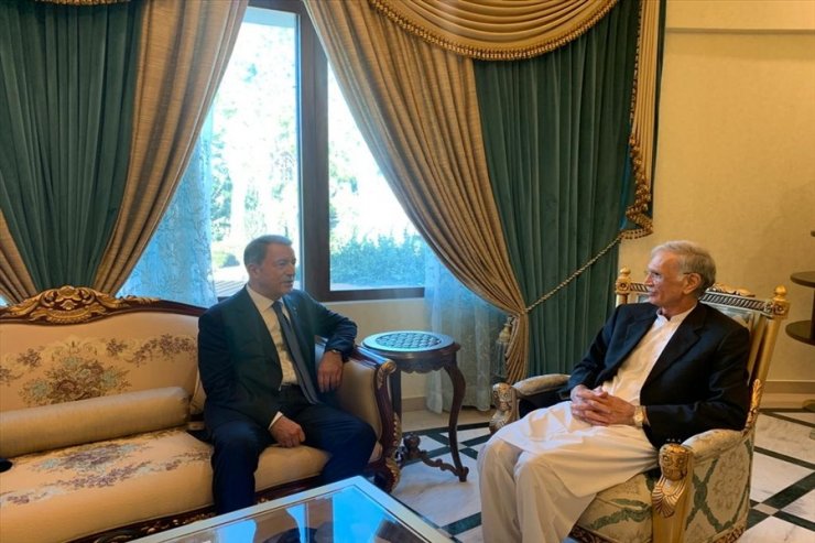 Bakan Akar, Pakistanlı mevkidaşı ile bir araya geldi
