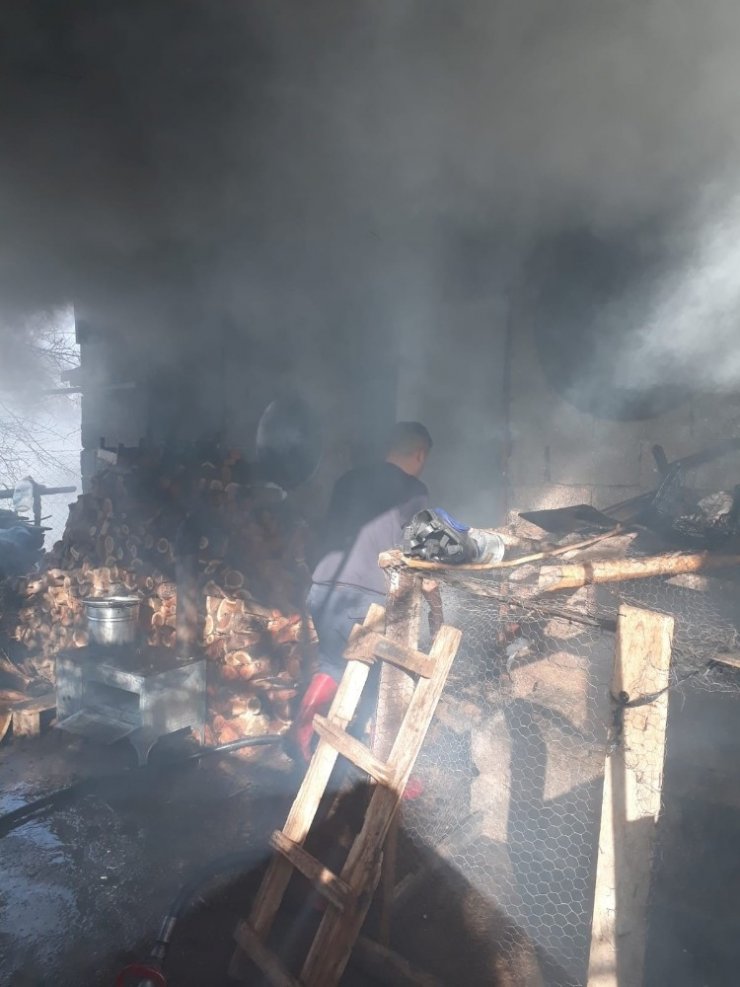Yakacak kömürleri yangında kül oldu