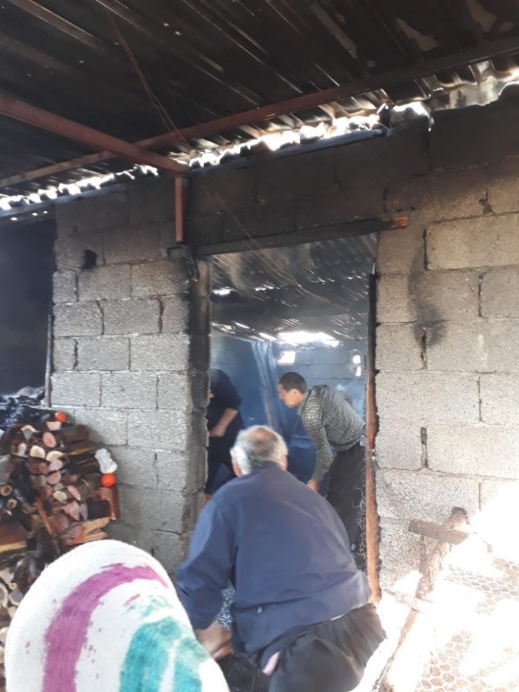 Yakacak kömürleri yangında kül oldu