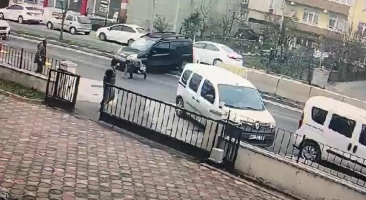 Hasmını karakol önünde aracıyla ezmeye çalıştı