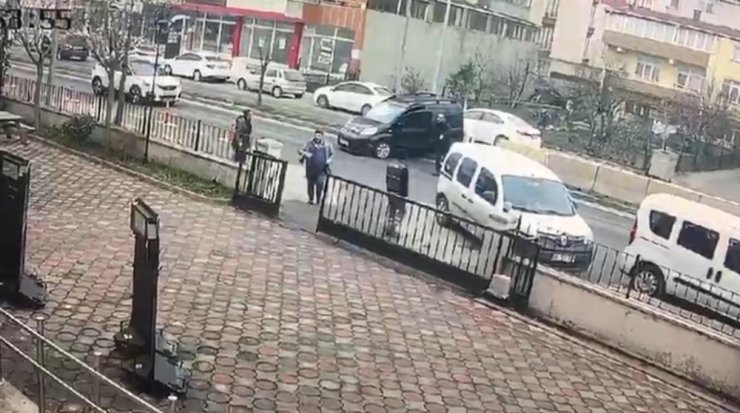 Hasmını karakol önünde aracıyla ezmeye çalıştı