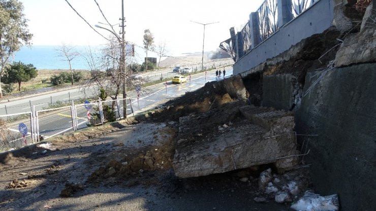 Trabzon’da karayolunun duvarı çöktü