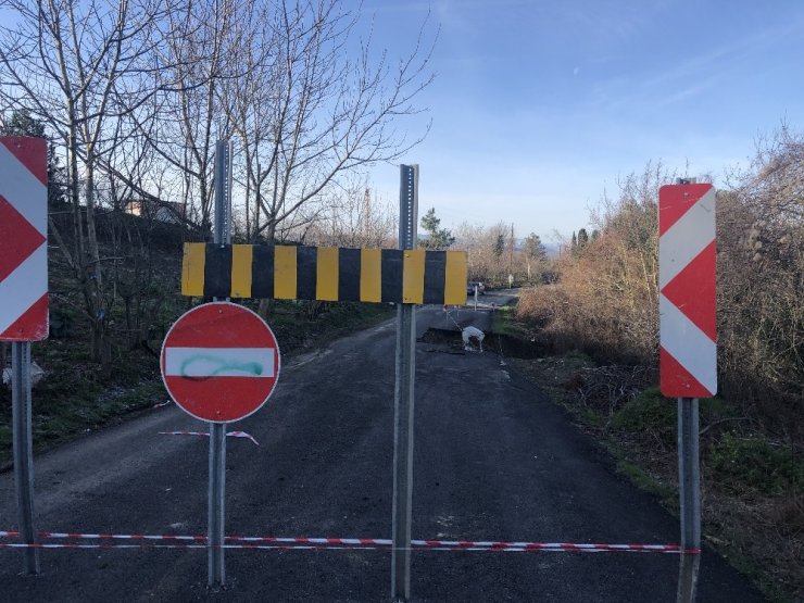 Zonguldak’ta 20 köyü birbirine bağlayan yol çöktü