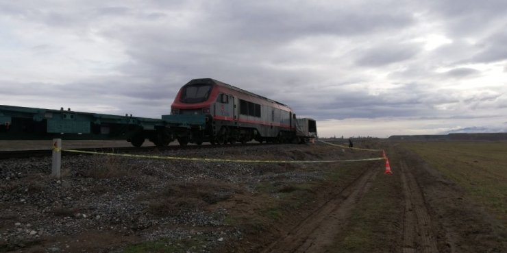 Tren ekmek yüklü kamyonete çarptı: 1 ölü