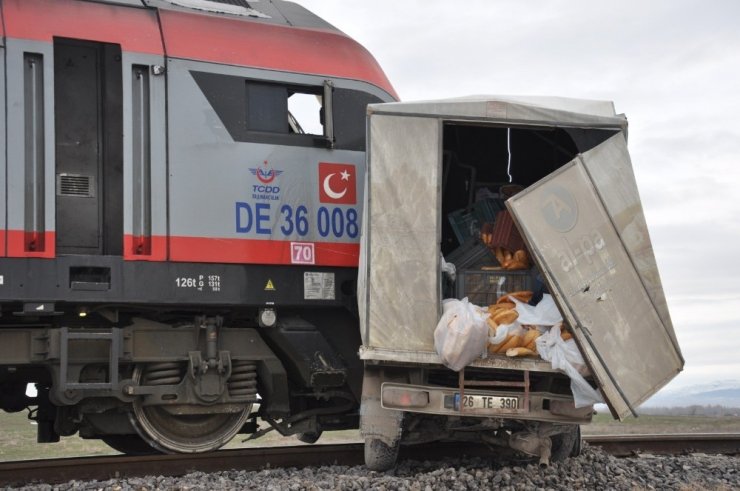 Tren ekmek yüklü kamyonete çarptı: 1 ölü