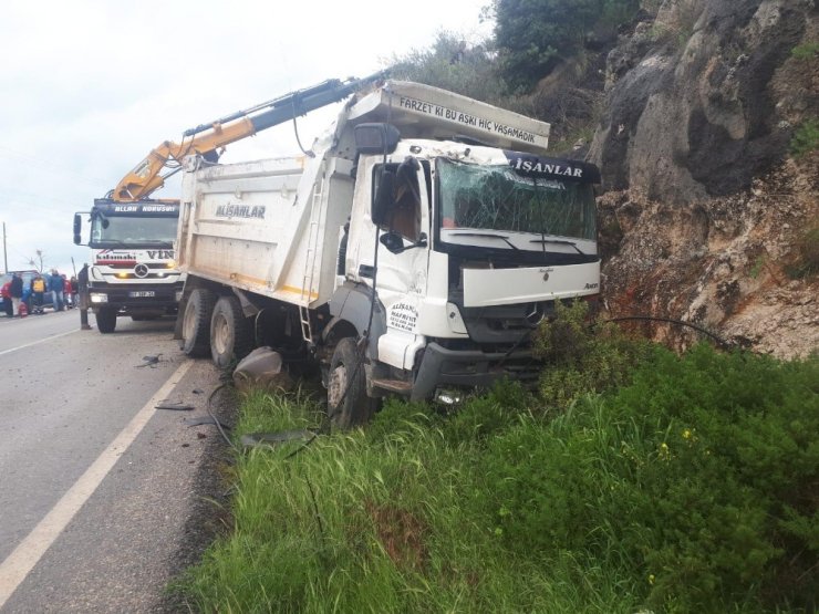 Hafriyat kamyonu yol kenarına uçtu: 1 yaralı