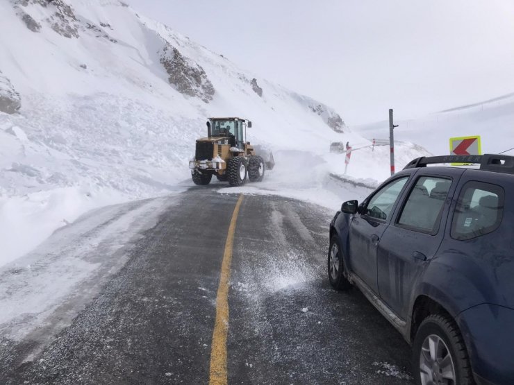 Artvin-Ardahan karayoluna çığ düştü, ulaşım aksadı