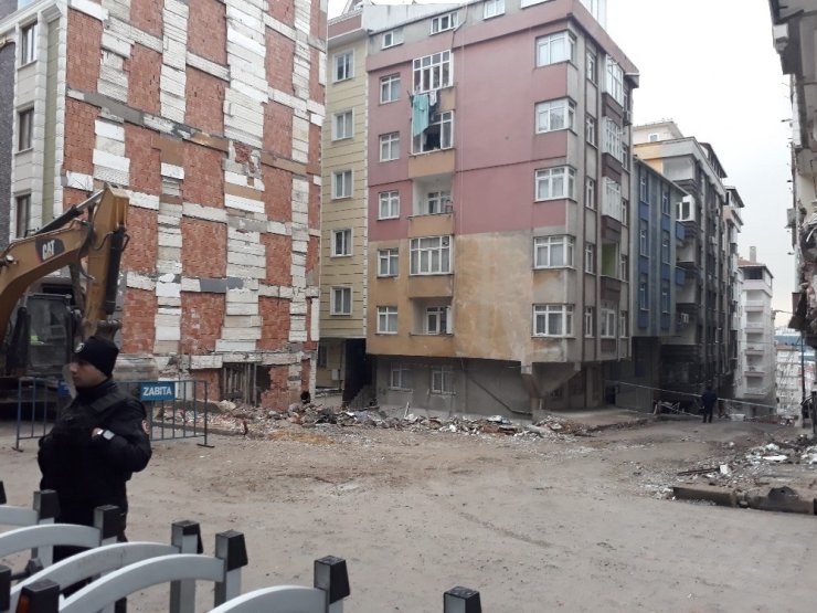 Bahçelievler’de çöken binada tedbir amaçlı bekleyiş sürüyor