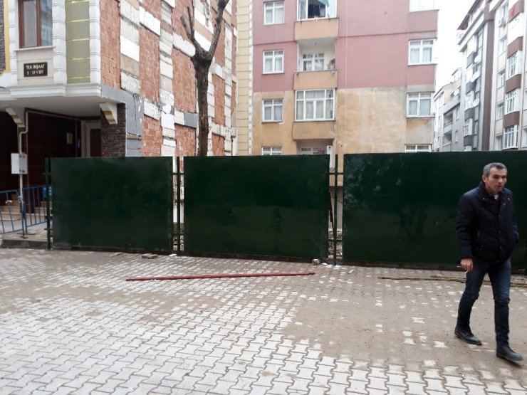 Bahçelievler’de yıkılan binada güvenlik önlemleri alındı