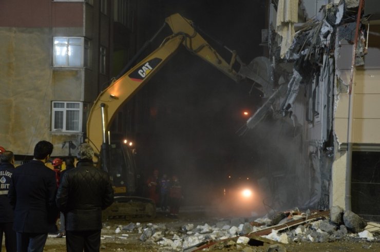 Bahçelievler’de yıkılan binanın çevresi güvenlik çemberine alındı