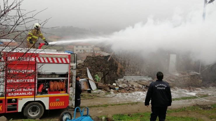 Sındırgı’da yanan ev kullanılamaz hale geldi