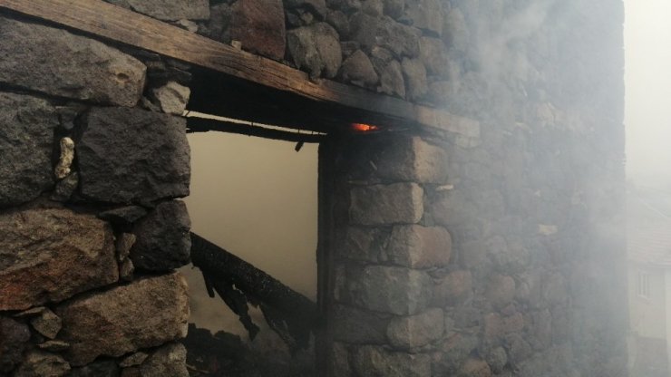 Sındırgı’da yanan ev kullanılamaz hale geldi