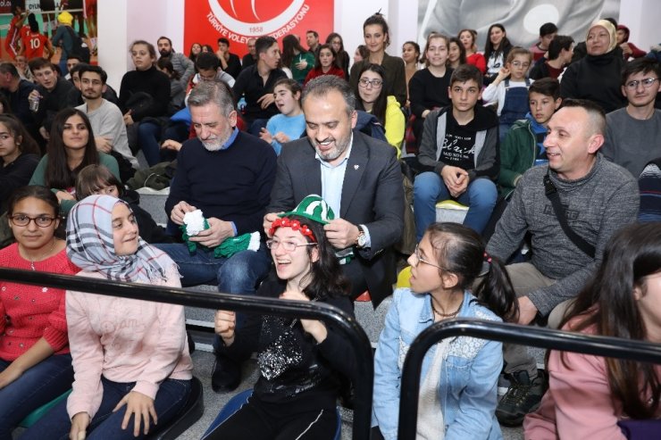 Tribünde özel buluşma