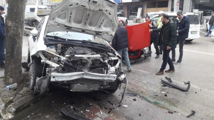 İki otomobil kafa kafaya çarpıştı: 4 yaralı