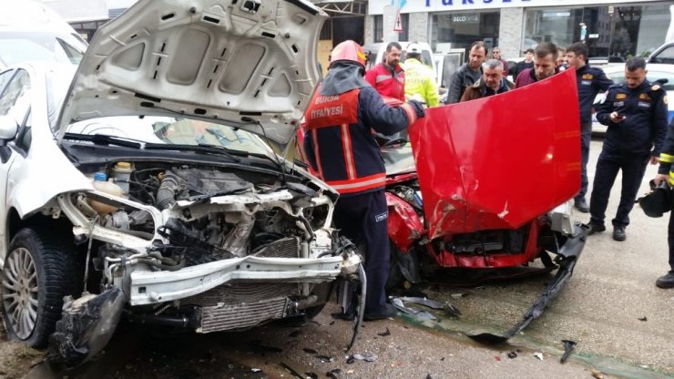 İki otomobil kafa kafaya çarpıştı: 4 yaralı