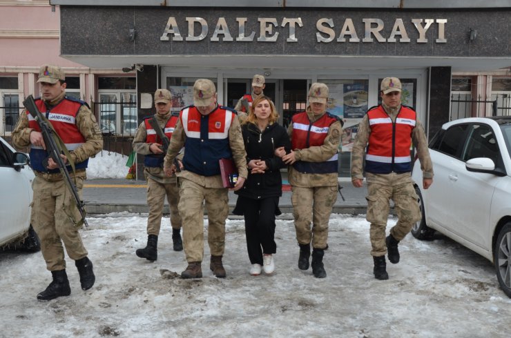 Cezaevi firarisi kadın evindeki gizli bölmede yakalandı