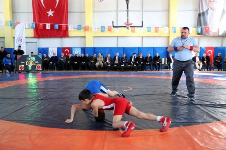 Dünya şampiyonu güreşçi mezarı başında anıldı