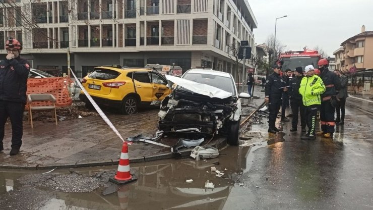 İki otomobil kavşakta çarpıştı: 3 yaralı