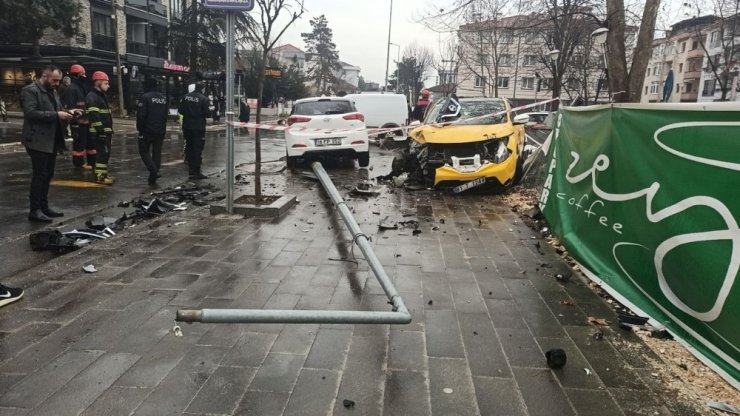 İki otomobil kavşakta çarpıştı: 3 yaralı