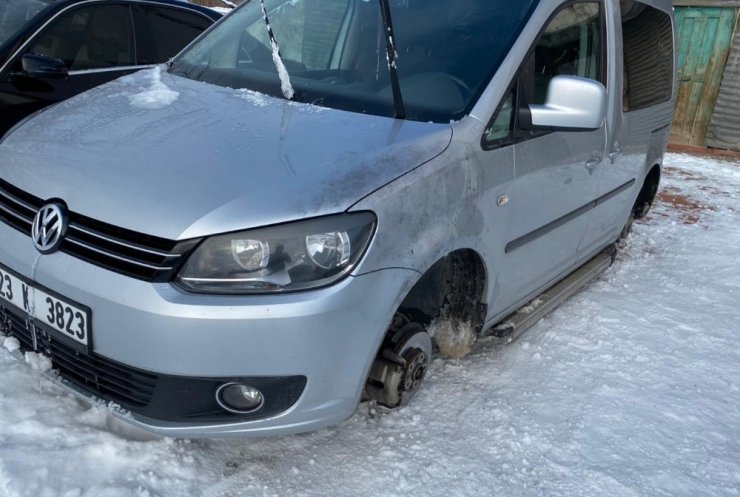 Elazığ’da 2 aracın 7 lastiği çalındı