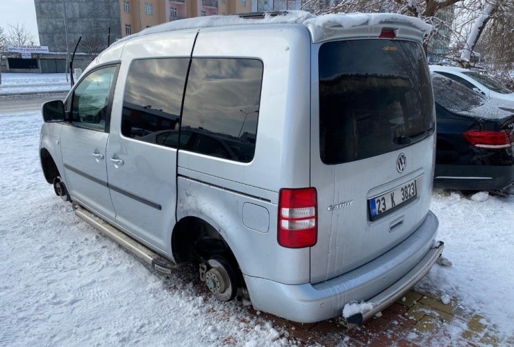 Elazığ’da 2 aracın 7 lastiği çalındı