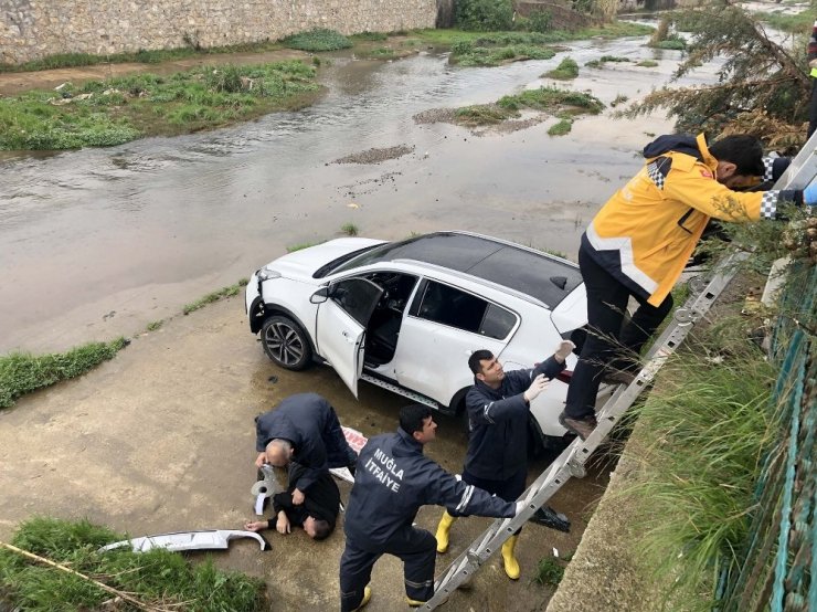 Fethiye’de otomobil sulama kanalına uçtu; 1 yaralı