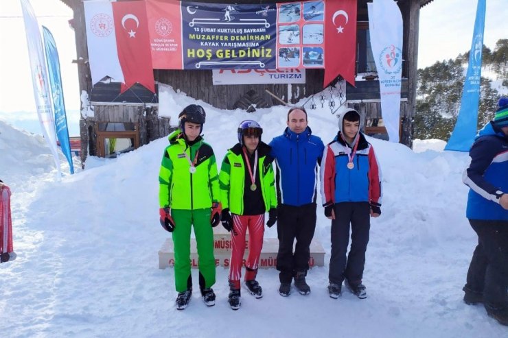 Gümüşhane’de kurtuluşa özel kayak yarışmaları yapıldı