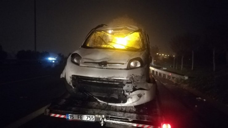 İzmir’de bariyerlere çarpan hafif ticari araç takla attı: 2 yaralı
