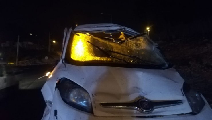 İzmir’de bariyerlere çarpan hafif ticari araç takla attı: 2 yaralı