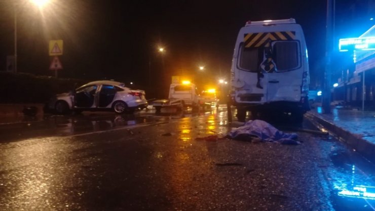 İzmir’de minibüse çarparak takla atan otomobil sürücüsü öldü