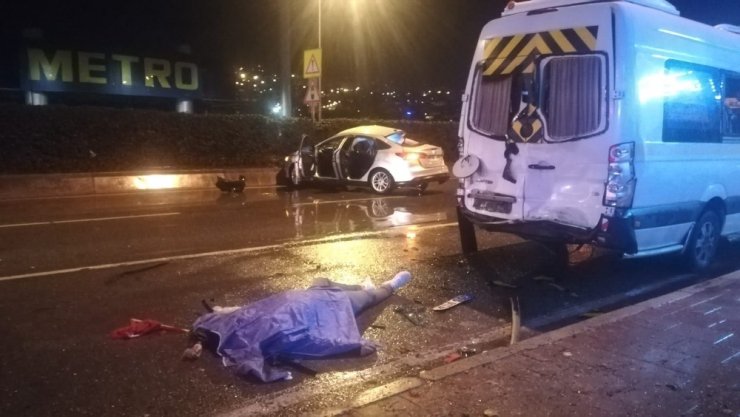 İzmir’de minibüse çarparak takla atan otomobil sürücüsü öldü