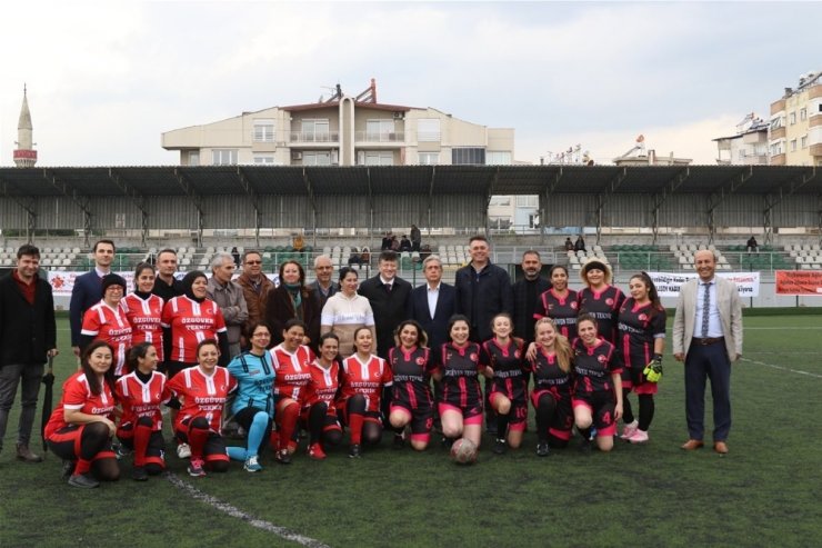 Kadınların maçında başlama vuruşunu Vali Köşger yaptı
