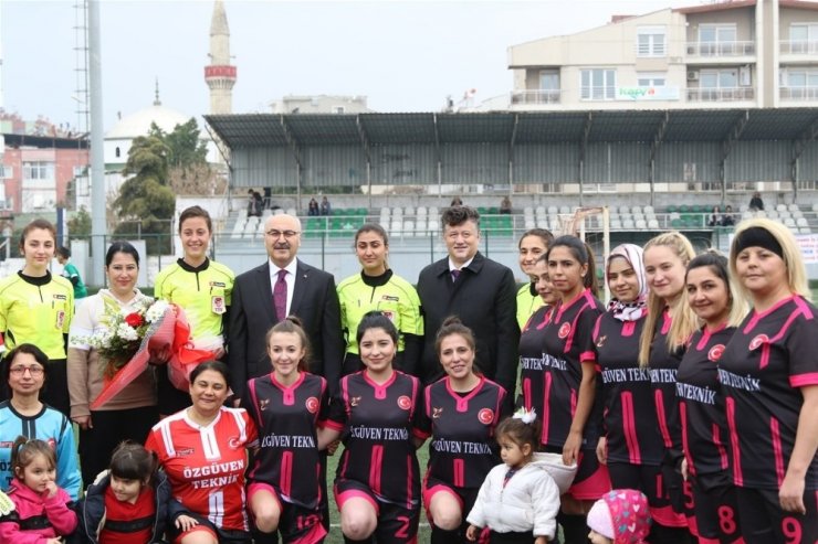 Kadınların maçında başlama vuruşunu Vali Köşger yaptı